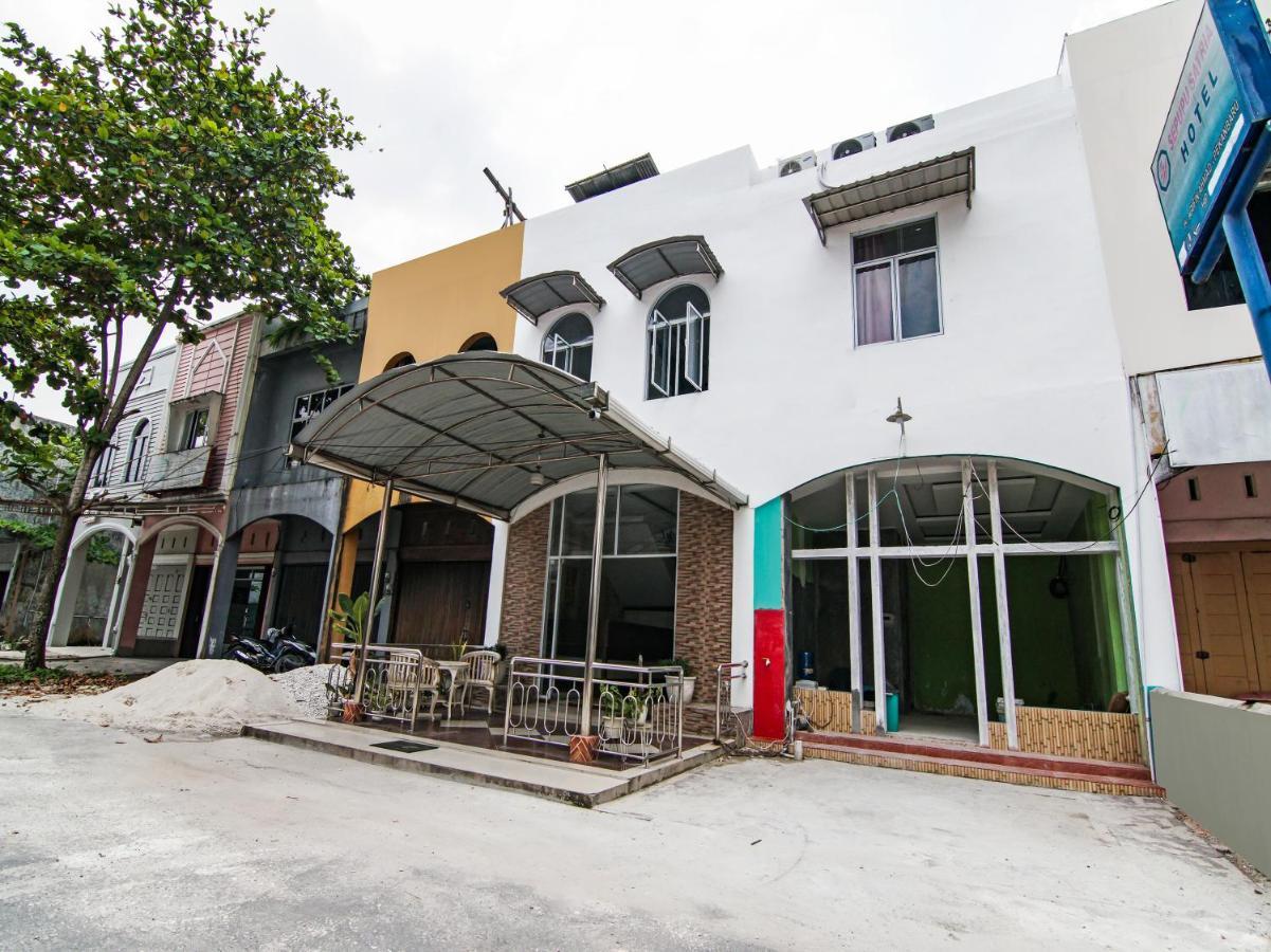 Oyo 90897 Hotel Sepupu Satria プカンバル エクステリア 写真