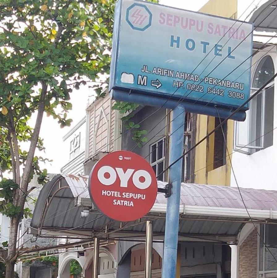 Oyo 90897 Hotel Sepupu Satria プカンバル エクステリア 写真